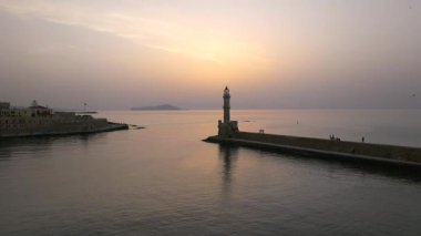 Geceleri Chania kasabası, Deniz feneri, İHA çekimi, Girit, Yunanistan, Chania 'nın muhteşem deniz feneri, Güzel Eski Şehir, Yunanistan ve en güzel manzaralı yerleri ile havadan görünüşü - eski güzel kasaba manzarası 