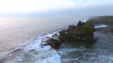 Tanah Lot, Ubud 'da Altın Saat: Bali Günbatımı Cenneti, Tanah Lot' un hava manzarası Bali, Endonezya 'daki ünlü Hindu tapınağı, Endonezya, Bali' deki Tanah Lot tapınağının panoramik manzarası, 