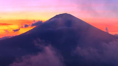 En bilinen manzaralardan birinde Bali adası, Agung volkanı, efsaneye göre Bali Endonezya, Rice Terraces ve Agung volkanı üzerinde yaşayan ruhlar. 