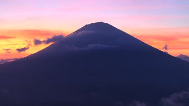 En bilinen manzaralardan birinde Bali adası, Agung volkanı, efsaneye göre Bali Endonezya, Rice Terraces ve Agung volkanı üzerinde yaşayan ruhlar. 