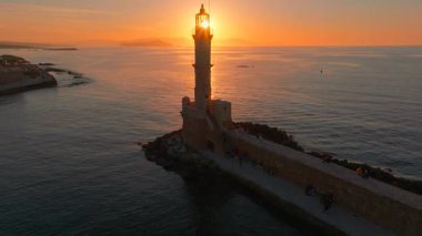 Geceleri Chania kasabası, Deniz feneri, İHA çekimi, Girit, Yunanistan, Chania 'nın muhteşem deniz feneri, Güzel Eski Şehir, Yunanistan ve en güzel manzaralı yerleri ile havadan görünüşü - eski güzel kasaba manzarası 