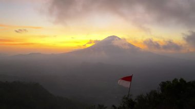 En bilinen manzaralardan birinde Bali adası, Agung volkanı, efsaneye göre Bali Endonezya, Rice Terraces ve Agung volkanı üzerinde yaşayan ruhlar. 