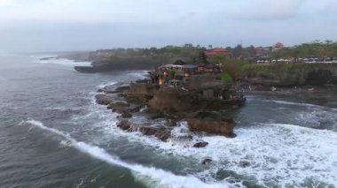 Tanah Lot, Ubud 'da Altın Saat: Bali Günbatımı Cenneti, Tanah Lot' un hava manzarası Bali, Endonezya 'daki ünlü Hindu tapınağı, Endonezya, Bali' deki Tanah Lot tapınağının panoramik manzarası, 