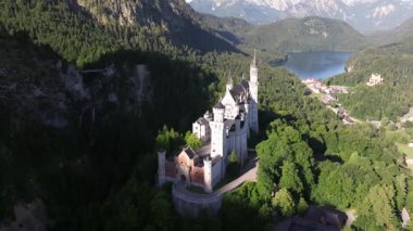 Bavyera Alpleri, Almanya 'daki Neuschwanstein Şatosu, Yaz manzarası - Bavyera Alpleri' ndeki ünlü turistik cazibe manzarası - 19. yüzyıl Neuschwanstein şatosu yeşil dağlar arasında. 