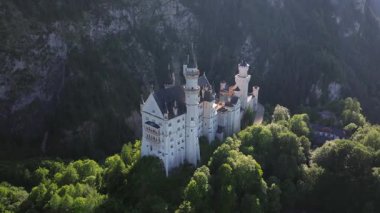 Bavyera Alpleri, Almanya 'daki Neuschwanstein Şatosu, Yaz manzarası - Bavyera Alpleri' ndeki ünlü turistik cazibe manzarası - 19. yüzyıl Neuschwanstein şatosu yeşil dağlar arasında. 