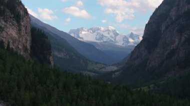 Yüksek dağ çayırları. Görkemli dağlar ve sakin sular İsviçre doğası ve seyahati. Alp manzarası. Şelaleli geleneksel dağ köyü Alp dağlarıyla çevrili.. 