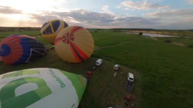Kyiv, Ukrayna - 05.23.2021: İnsanlarla açık havada sıcak hava balonları. Hava manzaralı arka planda renkli balonlar. Yaz tatili. Sıcak hava balonu sabah uçuyor..