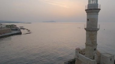 Geceleri Chania kasabası, Deniz feneri, İHA çekimi, Girit, Yunanistan, Chania 'nın muhteşem deniz feneri, Güzel Eski Şehir, Yunanistan ve en güzel manzaralı yerleri ile havadan görünüşü - eski güzel kasaba manzarası 