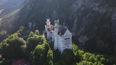 Bavyera Alpleri, Almanya 'daki Neuschwanstein Şatosu, Yaz manzarası - Bavyera Alpleri' ndeki ünlü turistik cazibe manzarası - 19. yüzyıl Neuschwanstein şatosu yeşil dağlar arasında. 