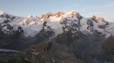 Yüksek dağ çayırları. Görkemli dağlar ve sakin sular İsviçre doğası ve seyahati. Alp manzarası. Şelaleli geleneksel dağ köyü Alp dağlarıyla çevrili.. 