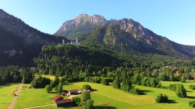 Bavyera Alpleri, Almanya 'daki Neuschwanstein Şatosu, Yaz manzarası - Bavyera Alpleri' ndeki ünlü turistik cazibe manzarası - 19. yüzyıl Neuschwanstein şatosu yeşil dağlar arasında. 