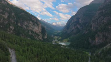 Yüksek dağ çayırları. Görkemli dağlar ve sakin sular İsviçre doğası ve seyahati. Alp manzarası. Şelaleli geleneksel dağ köyü Alp dağlarıyla çevrili.. 
