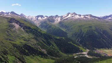 İsviçre Alpleri 'nin sinematik hava aracı görüntüleri. Karla kaplı tepeler, yeşil vadiler ve çarpıcı 4K 'da yakalanmış dramatik dağ manzaraları. Seyahat, doğa ve manzara projeleri için ideal