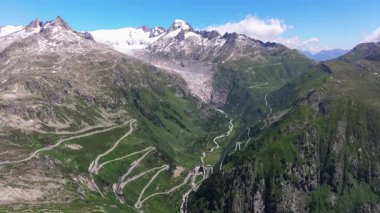 Güzel dolambaçlı yol, İsviçre Alplerindeki Furkapass 'a giden yolun havadan görünüşü, Kanton Wallis, dağ yolu. Rhone Buzulu 'nun buzsuz yatağı, Alp Panoraması, İsviçre Alplerinin manzarası.