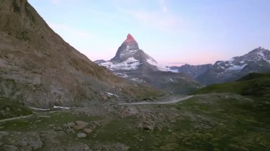 Matterhorn Dağı Tepesi 'nin Doğal Manzarası. İsviçre Alplerinin Doğa Manzaraları, Avrupa Seyahat Tatili, Matterhorn Tepesi İsviçre 'nin Zermatt kentindeki Stellisee Gölü' ne yansıdı. 