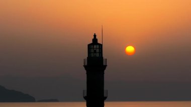 Geceleri Chania kasabası, Deniz feneri, İHA çekimi, Girit, Yunanistan, Chania 'nın muhteşem deniz feneri, Güzel Eski Şehir, Yunanistan ve en güzel manzaralı yerleri ile havadan görünüşü - eski güzel kasaba manzarası 