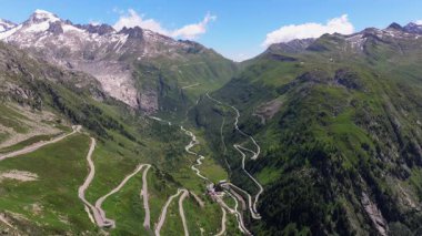 Güzel dolambaçlı yol, İsviçre Alplerindeki Furkapass 'a giden yolun havadan görünüşü, Kanton Wallis, dağ yolu. Rhone Buzulu 'nun buzsuz yatağı, Alp Panoraması, İsviçre Alplerinin manzarası.