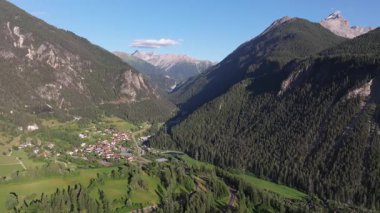 İsviçre Alpleri 'nin sinematik hava aracı görüntüleri. Karla kaplı tepeler, yeşil vadiler ve çarpıcı 4K 'da yakalanmış dramatik dağ manzaraları. Seyahat, doğa ve manzara projeleri için ideal