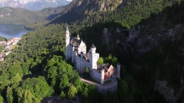 Bavyera Alpleri, Almanya 'daki Neuschwanstein Şatosu, Yaz manzarası - Bavyera Alpleri' ndeki ünlü turistik cazibe manzarası - 19. yüzyıl Neuschwanstein şatosu yeşil dağlar arasında. 