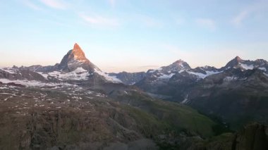 Matterhorn Dağı Tepesi 'nin Doğal Manzarası. İsviçre Alplerinin Doğa Manzaraları, Avrupa Seyahat Tatili, Matterhorn Tepesi İsviçre 'nin Zermatt kentindeki Stellisee Gölü' ne yansıdı. 