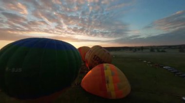 Kyiv, Ukrayna - 05.23.2021: İnsanlarla açık havada sıcak hava balonları. Hava manzaralı arka planda renkli balonlar. Yaz tatili. Sıcak hava balonu sabah uçuyor..