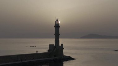 Geceleri Chania kasabası, Deniz feneri, İHA çekimi, Girit, Yunanistan, Chania 'nın muhteşem deniz feneri, Güzel Eski Şehir, Yunanistan ve en güzel manzaralı yerleri ile havadan görünüşü - eski güzel kasaba manzarası 