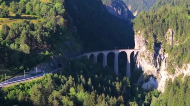 UNESCO tarafından korunan hava manzaralı Landwasser Viaduct gezegeni. İsviçre 'nin İsviçre Alplerindeki Viyadük demiryolu manzaralı rotası, ünlü köprü. Bernina bölgesinden Rhaetian Demiryolu bölümü.