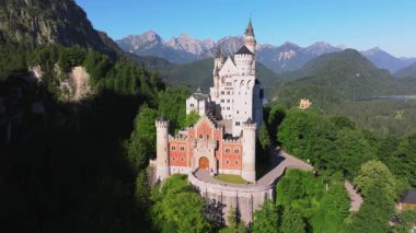 Bavyera Alpleri, Almanya 'daki Neuschwanstein Şatosu, Yaz manzarası - Bavyera Alpleri' ndeki ünlü turistik cazibe manzarası - 19. yüzyıl Neuschwanstein şatosu yeşil dağlar arasında. 