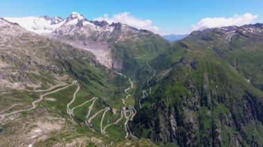 Güzel dolambaçlı yol, İsviçre Alplerindeki Furkapass 'a giden yolun havadan görünüşü, Kanton Wallis, dağ yolu. Rhone Buzulu 'nun buzsuz yatağı, Alp Panoraması, İsviçre Alplerinin manzarası.