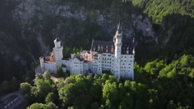 Bavyera Alpleri, Almanya 'daki Neuschwanstein Şatosu, Yaz manzarası - Bavyera Alpleri' ndeki ünlü turistik cazibe manzarası - 19. yüzyıl Neuschwanstein şatosu yeşil dağlar arasında. 