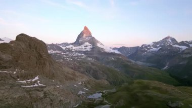 Matterhorn Dağı Tepesi 'nin Doğal Manzarası. İsviçre Alplerinin Doğa Manzaraları, Avrupa Seyahat Tatili, Matterhorn Tepesi İsviçre 'nin Zermatt kentindeki Stellisee Gölü' ne yansıdı. 