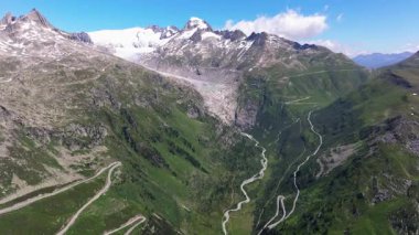 Güzel dolambaçlı yol, İsviçre Alplerindeki Furkapass 'a giden yolun havadan görünüşü, Kanton Wallis, dağ yolu. Rhone Buzulu 'nun buzsuz yatağı, Alp Panoraması, İsviçre Alplerinin manzarası.