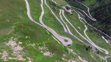 Güzel dolambaçlı yol, İsviçre Alplerindeki Furkapass 'a giden yolun havadan görünüşü, Kanton Wallis, dağ yolu. Rhone Buzulu 'nun buzsuz yatağı, Alp Panoraması, İsviçre Alplerinin manzarası.