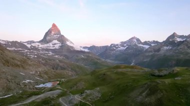Matterhorn Dağı Tepesi 'nin Doğal Manzarası. İsviçre Alplerinin Doğa Manzaraları, Avrupa Seyahat Tatili, Matterhorn Tepesi İsviçre 'nin Zermatt kentindeki Stellisee Gölü' ne yansıdı. 