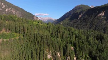 İsviçre Alpleri 'nin sinematik hava aracı görüntüleri. Karla kaplı tepeler, yeşil vadiler ve çarpıcı 4K 'da yakalanmış dramatik dağ manzaraları. Seyahat, doğa ve manzara projeleri için ideal