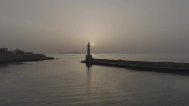 Geceleri Chania kasabası, Deniz feneri, İHA çekimi, Girit, Yunanistan, Chania 'nın muhteşem deniz feneri, Güzel Eski Şehir, Yunanistan ve en güzel manzaralı yerleri ile havadan görünüşü - eski güzel kasaba manzarası 
