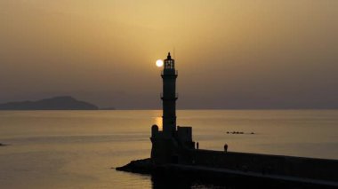Geceleri Chania kasabası, Deniz feneri, İHA çekimi, Girit, Yunanistan, Chania 'nın muhteşem deniz feneri, Güzel Eski Şehir, Yunanistan ve en güzel manzaralı yerleri ile havadan görünüşü - eski güzel kasaba manzarası 