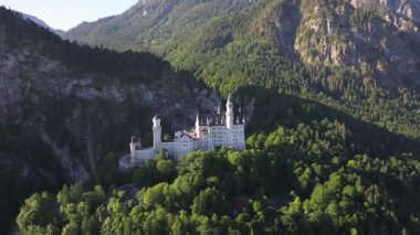 Bavyera Alpleri, Almanya 'daki Neuschwanstein Şatosu, Yaz manzarası - Bavyera Alpleri' ndeki ünlü turistik cazibe manzarası - 19. yüzyıl Neuschwanstein şatosu yeşil dağlar arasında. 
