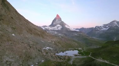 Matterhorn Dağı Tepesi 'nin Doğal Manzarası. İsviçre Alplerinin Doğa Manzaraları, Avrupa Seyahat Tatili, Matterhorn Tepesi İsviçre 'nin Zermatt kentindeki Stellisee Gölü' ne yansıdı. 