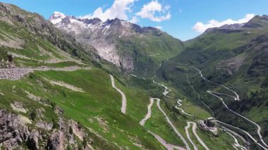 Güzel dolambaçlı yol, İsviçre Alplerindeki Furkapass 'a giden yolun havadan görünüşü, Kanton Wallis, dağ yolu. Rhone Buzulu 'nun buzsuz yatağı, Alp Panoraması, İsviçre Alplerinin manzarası.