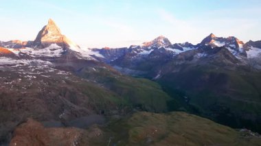 Matterhorn Dağı Tepesi 'nin Doğal Manzarası. İsviçre Alplerinin Doğa Manzaraları, Avrupa Seyahat Tatili, Matterhorn Tepesi İsviçre 'nin Zermatt kentindeki Stellisee Gölü' ne yansıdı. 