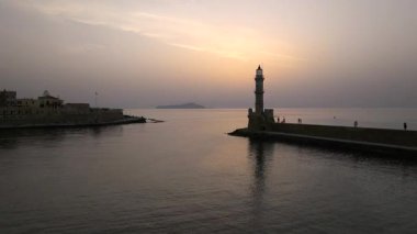 Geceleri Chania kasabası, Deniz feneri, İHA çekimi, Girit, Yunanistan, Chania 'nın muhteşem deniz feneri, Güzel Eski Şehir, Yunanistan ve en güzel manzaralı yerleri ile havadan görünüşü - eski güzel kasaba manzarası 