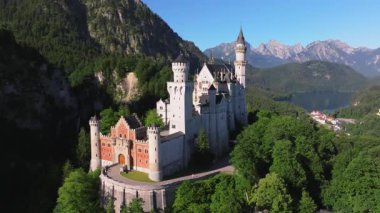 Bavyera Alpleri, Almanya 'daki Neuschwanstein Şatosu, Yaz manzarası - Bavyera Alpleri' ndeki ünlü turistik cazibe manzarası - 19. yüzyıl Neuschwanstein şatosu yeşil dağlar arasında. 