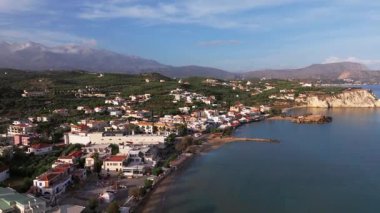 Girit adasındaki gökyüzü manzarası masmavi suyla, Yunanistan, Avrupa, Girit 'in güneyinde güzel, egzotik bir ada, inanılmaz Altın Sahili, adanın en güzel ve en iyi plajları