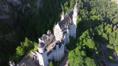 Bavyera Alpleri, Almanya 'daki Neuschwanstein Şatosu, Yaz manzarası - Bavyera Alpleri' ndeki ünlü turistik cazibe manzarası - 19. yüzyıl Neuschwanstein şatosu yeşil dağlar arasında. 