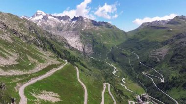Güzel dolambaçlı yol, İsviçre Alplerindeki Furkapass 'a giden yolun havadan görünüşü, Kanton Wallis, dağ yolu. Rhone Buzulu 'nun buzsuz yatağı, Alp Panoraması, İsviçre manzarası.