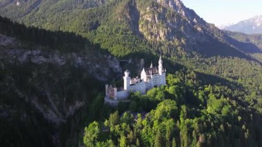 Bavyera Alpleri, Almanya 'daki Neuschwanstein Şatosu, Yaz manzarası - Bavyera Alpleri' ndeki ünlü turistik cazibe manzarası - 19. yüzyıl Neuschwanstein şatosu yeşil dağlar arasında. 