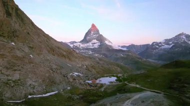 Matterhorn Dağı Tepesi 'nin Doğal Manzarası. İsviçre Alplerinin Doğa Manzaraları, Avrupa Seyahat Tatili, Matterhorn Tepesi İsviçre 'nin Zermatt kentindeki Stellisee Gölü' ne yansıdı. 