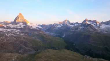 Matterhorn Dağı Tepesi 'nin Doğal Manzarası. İsviçre Alplerinin Doğa Manzaraları, Avrupa Seyahat Tatili, Matterhorn Tepesi İsviçre 'nin Zermatt kentindeki Stellisee Gölü' ne yansıdı. 