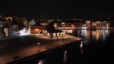 Geceleri Chania kasabası, Deniz feneri, İHA çekimi, Girit, Yunanistan, Chania 'nın muhteşem deniz feneri, Güzel Eski Şehir, Yunanistan ve en güzel manzaralı yerleri ile havadan görünüşü - eski güzel kasaba manzarası 